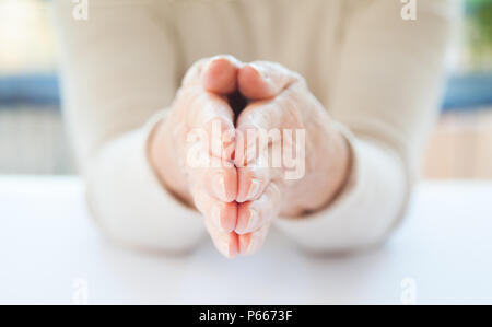 Älterer Mensch, Frau, mit gefalteten Händen, Senioren, ältere Person bei ruhenden Hände, Fingerübungen, Rheuma Patienten Stockfoto