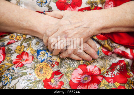 Älterer Mensch, Frau, mit gefalteten Händen, Senioren, ältere Person bei ruhenden Hände Stockfoto