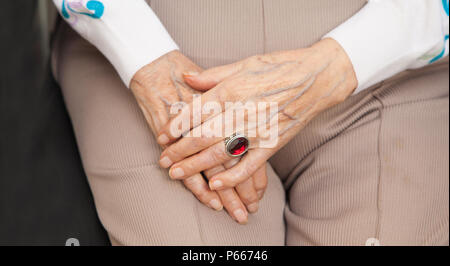 Älterer Mensch, Frau, mit gefalteten Händen, Senioren, ältere Person bei ruhenden Hände Stockfoto