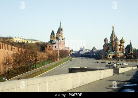 Der Kreml (links) und St. Basils Kathedrale (rechts). Mit Blick auf den Roten Platz. Moskau, Russland. Stockfoto