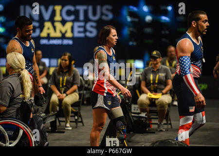 Von links nach rechts, pensionierter US Air Force Staff Sgt. Daniel Kran, Marine Corps veteran Lance Cpl. Sarah Ruder, und pensionierte Army Staff Sgt. Michael Kacer zu Fuß vom Boden nach konkurrieren in einem Ruderboot Ereignis während der Invictus Games 2016, Orlando, Fla., 8. Mai 2016. Die Invictus Spiele bestehen aus 14 Nationen mit über 500 militärischen Konkurrenten im Wettbewerb in 10 Sportveranstaltungen kann 8-12, 2016. (U.S. Air Force Foto von Tech. Sgt. Joshua L. DeMotts/Freigegeben) Stockfoto