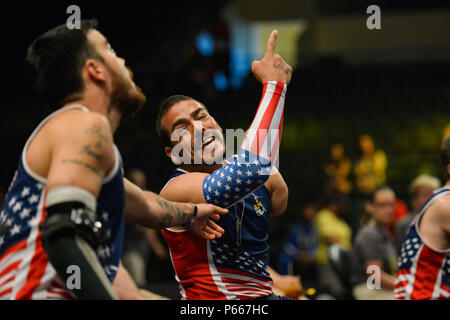 Pensionierte US Air Force Staff Sgt. Daniel Kran, Links, und pensionierte Army Staff Sgt. Michael Kacer Geste nach einem Monitor vor konkurrieren in einem Ruderboot Ereignis während der Invictus Games 2016, Orlando, Fla., 8. Mai 2016. Die Invictus Spiele bestehen aus 14 Nationen mit über 500 militärischen Konkurrenten im Wettbewerb in 10 Sportveranstaltungen kann 8-12, 2016. (U.S. Air Force Foto von Tech. Sgt. Joshua L. DeMotts/Freigegeben) Stockfoto