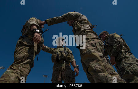 Us Air Force Piloten aus der 24 Special Operations Wing für einen freien Fall Sprung von einer U.S. Army CH-47 Chinook bei Emerald Krieger16 am Hurlburt Field, Fla., 7. Mai 2016 vorbereiten. Emerald Krieger ist ein US Special Operations Command gesponsert Mission rehearsal Übung während der Joint Special Operations Forces Zug zum echten und neuen weltweiten Bedrohungen reagieren. (U.S. Air Force Foto von älteren Flieger Trevor T. McBride) Stockfoto