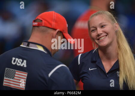 US Army Spc. Chasity Kuczer der U.S. Teamgespräche mit ihrem Trainer im Bogenschießen Finale der Invictus Spiele 2016 bei den ESPN Wide World of Sports Complex, Orlando, Florida, 9. Mai 2016. Invictus Games sind eine adaptive Sportwettbewerb, der von Prinz Harry des Vereinigten Königreichs erstellt wurde, nachdem er von den DoD Krieger spielen inspiriert wurde. Dieses Ereignis vereint Veteranen und Verwundeten, Kranken und verletzten Angehörige aus 15 Nationen für Veranstaltungen, darunter: Bogenschießen, Radfahren, indoor Rudern, Kraftdreikampf, sitzen, Volleyball, Schwimmen, Leichtathletik, Rollstuhl-Basketball, Rollstuhl-Rennen, w Stockfoto