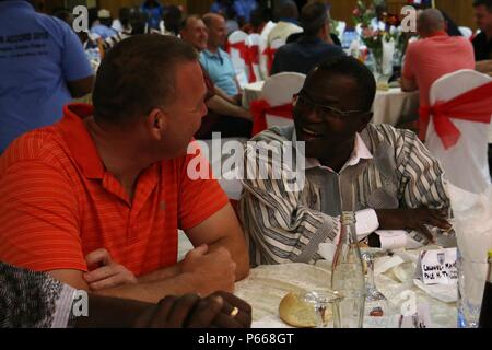 Us-Armee Oberst Thomas Gukeisen (links), Kommandant der 2 Infantry Brigade Combat Team, 3rd Infantry Division, und Burkina Faso Streitkräfte Col. Maj. blasse Theodore N., stellvertretender Leiter der Verteidigung Personal, Chat während einer kulturellen Tag Abendessen im Hotel Ouaga 2000, Ouagadougou, Burkina Faso, 8. Mai 2016. Burkina Faso Streitkräfte bewirtete die westlichen Accord 16 kulturellen Tag auf halbem Weg durch die kombinierte, gemeinsame Übung. (U.S. Armee Foto: Staff Sgt. Candace Mundt/Freigegeben) Stockfoto