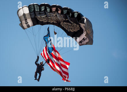 Die Leitung Silver Wings ski-diver Vektoren für eine Landung mit einem riesigen amerikanischen Flagge während der Open House Veranstaltung des sechsten Ranger Training Bataillon 7. Mai in Eglin Air Force Base, Fla. Die Veranstaltung eine gute Gelegenheit für die Öffentlichkeit, um zu erfahren, wie Förster Zug und zu bedienen. Die Veranstaltung zeigt zeigte Ausrüstung, Waffen, ein Reptilienzoo, Kinderschminken und Waffe abfeuern unter anderem. Die Demonstrationen zeigte Hand-auf-Hand zu bekämpfen, Fallschirm springen, Schlangen show, und Rangers in Aktion. (U.S. Air Force Foto/Samuel King Jr.) Stockfoto