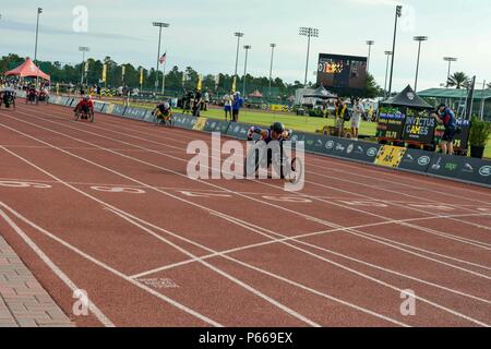 160510-F-WU507-007: acht Verletzte Kriegerin Athleten vertreten ihre Nationen beim 100m weibliche Rollstuhl Rennen auf der ESPN Wide World of Sports complex in Walt Disney World, Orlando, Florida, 10. Mai 2016. Im Wettbewerb wurden aus dem Vereinigten Königreich – Nerys Pearce, Anna Pollock, Kirsty Wallace und Jennifer Warren; aus den USA – Kelly Elmlinger, Gabby Gräber-wach und Sebastiana Lopez-Arellano; und von Team Jordan Ulfat Al-Zwiri. (US Air Force Foto von Senior Master Sergeant Kevin Wallace/freigegeben) Stockfoto