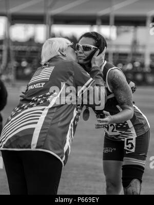 160510-F-WU 507-010: Marine Corps veteran Lance Cpl. Sarah Ruder, Team USA, ist eine Goldmedaille für Anschluss an den ESPN-weite Welt des Sports in den Walt Disney World, Orlando, Fla., 10. Mai 2016 komplexe vorgestellt. Die 2016 Invictus Games trat offiziell mit der Zeremonie am 8. Mai und 14 Nationen werden durch Mai 12 in mehreren adaptive Sportveranstaltungen konkurrieren. (U.S. Air Force Foto von Senior Master Sgt. Kevin Wallace/freigegeben) Stockfoto