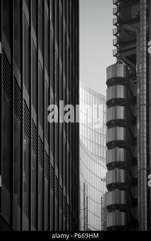 Low Angle View der Wolkenkratzer in Canary Wharf, London, Großbritannien Stockfoto