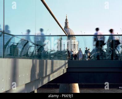 Personen, die Millennium Fußgängerbrücke mit der St. Pauls Kathedrale im Hintergrund, London, Vereinigtes Königreich. Brücke von Norman Foster und Partner konzipiert Stockfoto