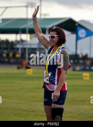 160510-F-WU 507-011: Marine Corps veteran Lance Cpl. Sarah Ruder, Team USA, ist eine Goldmedaille für Anschluss an den ESPN-weite Welt des Sports in den Walt Disney World, Orlando, Fla., 10. Mai 2016 komplexe vorgestellt. Die 2016 Invictus Games trat offiziell mit der Zeremonie am 8. Mai und 14 Nationen werden durch Mai 12 in mehreren adaptive Sportveranstaltungen konkurrieren. (U.S. Air Force Foto von Senior Master Sgt. Kevin Wallace/freigegeben) Stockfoto