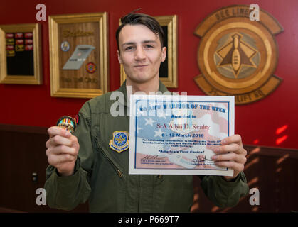 Colonel Christopher Maddox, 60th Operations, Commander und Chief Master Sgt. Alan Boling, command Chief, 60th AMW vom 21. Airlift Squadron gestoppt, Senior Airman Allyn Kenley mit dem 60 AMW Krieger der Woche, bei Travis AFB, Mar 8, 2016 zu präsentieren. (U.S. Air Force Foto von Heide Couch/Freigegeben) Stockfoto