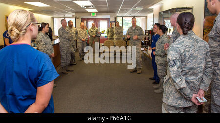 Oberst Joel Jackson, Commander, 60 Air Mobility Wing, und Chief Master Sgt. Alan Boling, command Chief, 60th AMW durch den 60 zahnmedizinische Squadron gestoppt, Senior Airman Leslie Wilson, ein Zahntechniker, mit dem 60 AMW Krieger der Woche, bei Travis AFB, 5. April 2016 zu präsentieren. Senior Airman Mielissa Mercado, eine zahnärztliche Prothetik Assistant, mit dem Befehl und dem Chief Münze von CMSgt. Boling. Die Münze ist an Empfänger, die eine wichtige Rolle in einer positiven Einfluss mit dem Flieger spielen Sie mit dienen. (U.S. Air Force Foto von Heide Couch/Freigegeben) Stockfoto