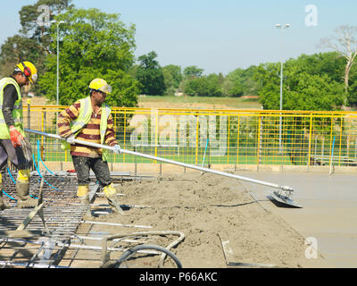 Männer Nivellierung Beton Stockfoto