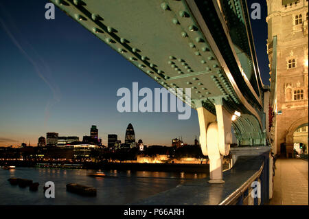 Nacht Blick auf die City von London von der Tower Bridge, London, UK Stockfoto