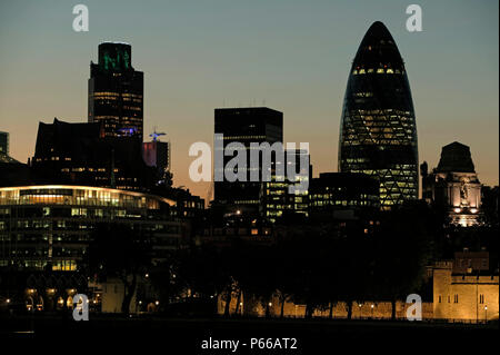 Nacht Blick auf den Turm 42 (vormals Natwest Tower bekannt) und die Swiss Re Building, The Gherkin, City of London, von Norman Foster und Gleichheit konzipiert Stockfoto