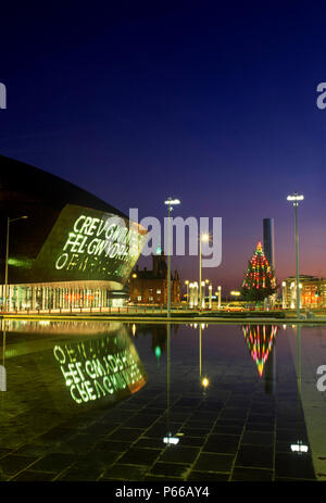 Wales Millennium Centre, Cardiff Bay, South Wales. Entworfen und in Wales, den LVR auf Cardiff Bay Waterfront ist von 5000 Tonnen s gemacht Stockfoto