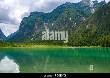 Toblach (Toblacher See, Lago di Dobbiaco), Dolomiten, Südtirol, Italien - Reiseziel in Europa Stockfoto