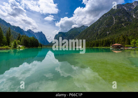 Toblach (Toblacher See, Lago di Dobbiaco), Dolomiten, Südtirol, Italien - Reiseziel in Europa Stockfoto