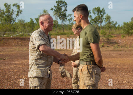 Generalleutnant Lawrence D. Nicholson, III Marine Expeditionary Force Kommandierender General, präsentiert ein III MEF Herausforderung Münze Cpl. Brett J. Nelson, ein Großteil der Spezialist mit Marine Wing Support Squadron 172, am Berg Bundey Airfield, Northern Territory, Australien, am 11. Mai 2016. Nelson, aus Springfield, Ohio, erwarb die Münze für seine herausragenden leiten, während im Einsatz. Nicholson besucht Marines mit der Marine die Drehkraft - Darwin's Aviation Combat Element bei einem vorwärts Bewaffnung und Auftanken. (U.S. Marine Corps Foto von Cpl. Carlos Cruz jr./Freigegeben) Stockfoto