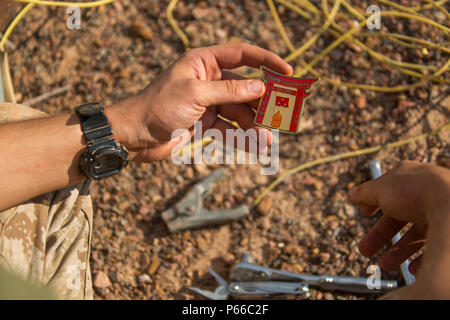 Cpl. Brett J. Nelson, ein Großteil der Spezialist mit Marine Wing Support Squadron 172, erwirbt einen III Marine Expeditionary Force Challenge Münze am Mount Bundey Airfield, Northern Territory, Australien, am 11. Mai 2016. Nelson, aus Springfield, Ohio, erhielt die Münze von Generalleutnant Lawrence D. Nicholson, III MEF Kommandierender General, für seine herausragenden leiten, während im Einsatz. Nicholson besucht Marines mit der Marine die Drehkraft - Darwin's Aviation Combat Element bei einem vorwärts Bewaffnung und Auftanken. (U.S. Marine Corps Foto von Cpl. Carlos Cruz jr./Freigegeben) Stockfoto