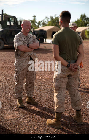 Generalleutnant Lawrence D. Nicholson, III Marine Expeditionary Force Kommandierender General, präsentiert ein III MEF Herausforderung Münze Cpl. Brett J. Nelson, ein Großteil der Spezialist mit Marine Wing Support Squadron 172, am Berg Bundey Airfield, Northern Territory, Australien, am 11. Mai 2016. Nelson, aus Springfield, Ohio, erwarb die Münze für seine herausragenden leiten, während im Einsatz. Nicholson besucht Marines mit Marine Drehkraft - Darwin's Aviation Combat Element bei einem vorwärts Bewaffnung und Auftanken. (U.S. Marine Corps Foto von Cpl. Mandaline Limousine/Freigegeben) Stockfoto