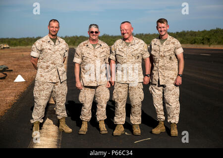 Marines von Links nach Rechts, Sgt. Maj. Stuart D. Glas, 1.BATAILLON, 1. Marine Regiment Sergeant Major, Sgt. Maj. Lee D. Bonar jr., III Marine Expeditionary Force Sergeant Major, Generalleutnant Lawrence D. Nicholson, III MEF Kommandierender General, und Oberstleutnant Steven M. Sutey, 1.BATAILLON, 1. Marine Regiment kommandierenden Offizier, Lächeln für ein Foto am Mount Bundey Airfield, Northern Territory, Australien, am 11. Mai 2016. Nicholson besucht Marines mit Marine Drehkraft - Darwin's Aviation Combat Element bei einem vorwärts Bewaffnung und Auftanken. (U.S. Marine Corps Foto von Cpl. Mandaline Limousine/Re Stockfoto