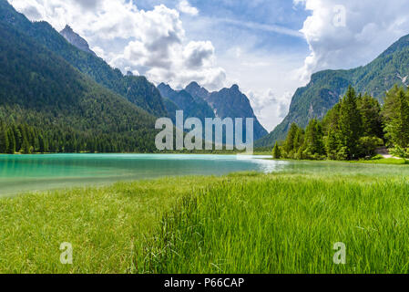 Toblach (Toblacher See, Lago di Dobbiaco), Dolomiten, Südtirol, Italien - Reiseziel in Europa Stockfoto