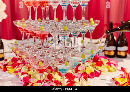 Catering Service. Hochzeit Folie Champagner für Braut und Bräutigam. Business, Catering Service. Schönheit von innen für den Hochzeitstag. Stockfoto