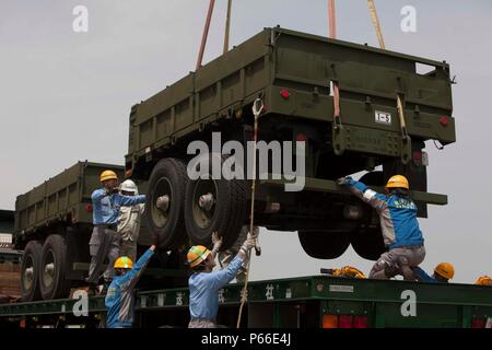 SENDAI, Japan - Japanische Einschiffung Fremdfirmen Cargo für Artillerie Relocation Training Programm 16-1 am 9. Mai 2016 entladen. ARTP ist ein Japan-finanzierten, routinemäßige Übung, mit der Marines mit 3 Bataillon, 12 Marine Regiment, 3rd Marine Division, III Marine Expeditionary Force auf der Grundlage von Camp Hansen, Okinawa, Japan, Leben zu leiten - fire Training. Stockfoto