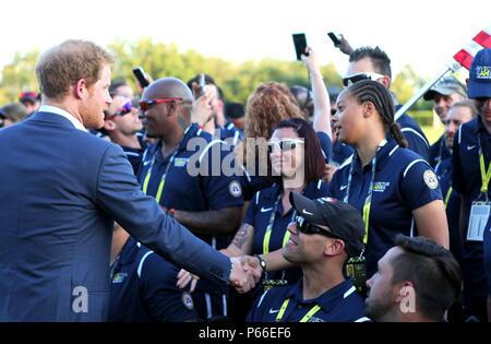 Us Marine Corps Sgt. Gabi Graves-Wake schüttelt Hände mit Prinz Harry vor der Eröffnung der 2016 Invictus Spiele bei den ESPN weite Welt des Sports in Oralndo, Fla., 8. Mai 2016. Graves-Wake ist Mitglied im Team, uns die Spiele, eine internationale adaptive sports Konkurrenz für Verwundete, Kranke und Verletzte Service Mitglieder und Veteranen. (U.S. Marine Corps Foto vom Kapitän Andrew Bolla/Freigegeben) Stockfoto