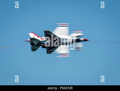 Thunderbirds solo Piloten durchführen das invertierte Opposing Knife Edge Pass, 7. Mai 2016, am Fort Lauderdale, Fla (U.S. Air Force Foto: Staff Sgt. Jason Couillard) Stockfoto