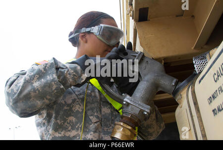 Spc. Tabitha G. Wilson, die Petroleumversorgung Spezialist mit 227 Quartermaster Unternehmen, 129 Bekämpfung Sustainment Support Unternehmen, 101 Sustainment Brigade, Luftlandedivision (Air Assault), Kraftstoffe ein Fahrzeug aus der 3. Brigade Combat Team, 101 Abn. Div., während das Meer Not Bereitstellungsbereitschaft Übung in Port Arthur, TX., 27. April 2016. Stockfoto