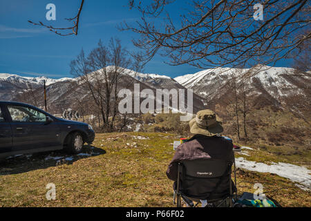 Besucher in Montagna Grande, Anfang April, südlich von Scanno, Abruzzen Massiv, zentralen Apennin, Abruzzen Nationalpark, Abruzzen, Italien Stockfoto