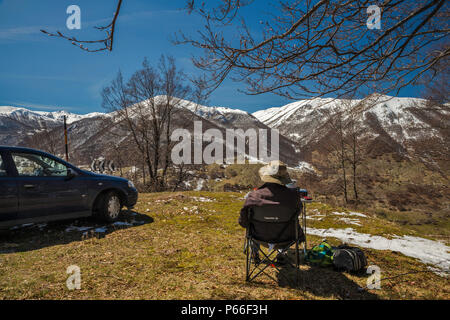 Besucher in Montagna Grande, Anfang April, südlich von Scanno, Abruzzen Massiv, zentralen Apennin, Abruzzen Nationalpark, Abruzzen, Italien Stockfoto
