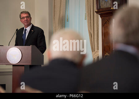 Verteidigungsminister Asche Carter liefert Erläuterungen bei einer Preisverleihung im Pentagon ehrt Dr. Henry A. Kissinger für seine Jahre des distinguished Public service Mai 9, 2016. Dr. Kissinger mit dem Verteidigungsministerium Medaille für Distinguished Public Service. (DoD Foto von Senior Master Sgt. Adrian Cadiz) (freigegeben) Stockfoto