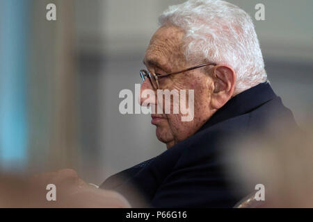 Dr. Henry Kissinger hört als Verteidigungsminister Asche Carter Erläuterungen bei einer Preisverleihung im Pentagon in seiner Ehre für seine Jahre des distinguished Public Service liefert 9. Mai 2016. Dr. Kissinger mit dem Verteidigungsministerium Medaille für Distinguished Public Service. (DoD Foto von Senior Master Sgt. Adrian Cadiz) (freigegeben) Stockfoto