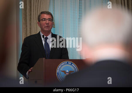 Verteidigungsminister Asche Carter liefert Erläuterungen bei einer Preisverleihung im Pentagon ehrt Dr. Henry A. Kissinger für seine Jahre des distinguished Public service Mai 9, 2016. Dr. Kissinger mit dem Verteidigungsministerium Medaille für Distinguished Public Service. (DoD Foto von Senior Master Sgt. Adrian Cadiz) (freigegeben) Stockfoto