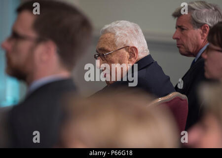 Dr. Henry Kissinger hört als Verteidigungsminister Asche Carter Erläuterungen bei einer Preisverleihung im Pentagon in seiner Ehre für seine Jahre des distinguished Public Service liefert 9. Mai 2016. Dr. Kissinger mit dem Verteidigungsministerium Medaille für Distinguished Public Service. (DoD Foto von Senior Master Sgt. Adrian Cadiz) (freigegeben) Stockfoto