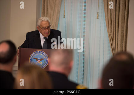 Dr. Henry A. Kissinger liefert Erläuterungen während der Preisverleihung durch die Verteidigungsminister im Pentagon bewirtete ihn ehrt für seine Jahre des distinguished Public service Mai 9, 2016. Dr. Kissinger mit dem Verteidigungsministerium Medaille für Distinguished Public Service. (DoD Foto von Senior Master Sgt. Adrian Cadiz) (freigegeben) Stockfoto