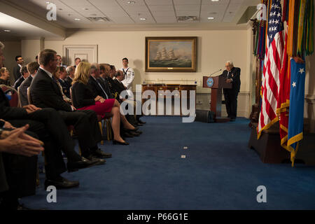 Dr. Henry A. Kissinger liefert Erläuterungen während der Preisverleihung durch die Verteidigungsminister im Pentagon bewirtete ihn ehrt für seine Jahre des distinguished Public service Mai 9, 2016. Dr. Kissinger mit dem Verteidigungsministerium Medaille für Distinguished Public Service. (DoD Foto von Senior Master Sgt. Adrian Cadiz) (freigegeben) Stockfoto