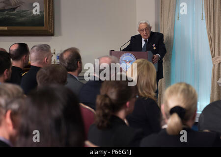 Dr. Henry A. Kissinger liefert Erläuterungen während der Preisverleihung durch die Verteidigungsminister im Pentagon bewirtete ihn ehrt für seine Jahre des distinguished Public service Mai 9, 2016. Dr. Kissinger mit dem Verteidigungsministerium Medaille für Distinguished Public Service. (DoD Foto von Senior Master Sgt. Adrian Cadiz) (freigegeben) Stockfoto