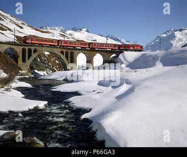 Regionalzug im Winter Landschaft (Anschluss des Glacier Express) - Schweizer Alpen - Kanton Uri - Schweiz Stockfoto