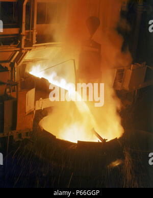 Ofen, Gießen von flüssigem Stahl in der Gießerei Stockfoto