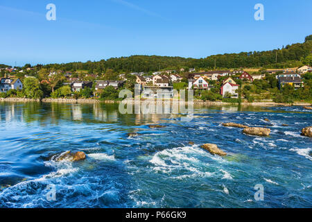 Der Rhein zwischen der Stadt Schaffhausen und der Rheinfall in der Schweiz im Sommer. Stockfoto