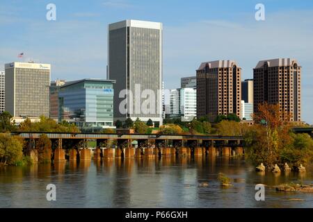 Downtown Richmond, Virginia USA als von Belle Isle Park, James River aus gesehen. Aus dem Buch "James River Reflexionen" von Daniel. Stockfoto