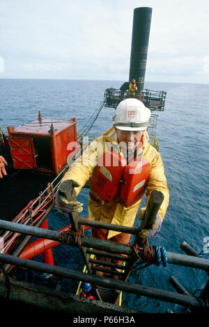 Bauingenieur bei der Arbeit auf die Gasproduktion Plattform Installation. Nordsee. Stockfoto