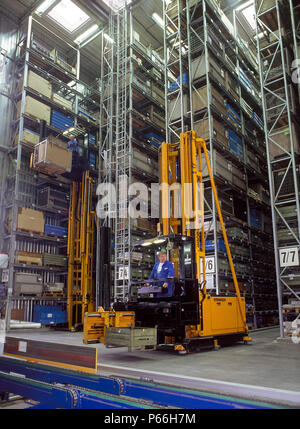 Steinbock Gabelstapler in EDV-Regalsystem. Kanada. Stockfoto