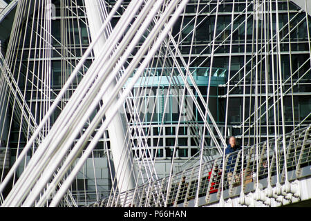 Hungerford Bridge ist die einzige London Crossing auf die Schiene und den Fußgängerverkehr kombinieren. Die beiden Multispan-Stege sind 320 m lang und 4,7 Millionen gbp und das Dez Stockfoto