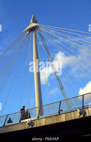 Hungerford Bridge ist die einzige London Crossing auf die Schiene und den Fußgängerverkehr kombinieren. Die beiden Multispan-Stege sind 320 m lang und 4,7 Millionen gbp und das Dez Stockfoto